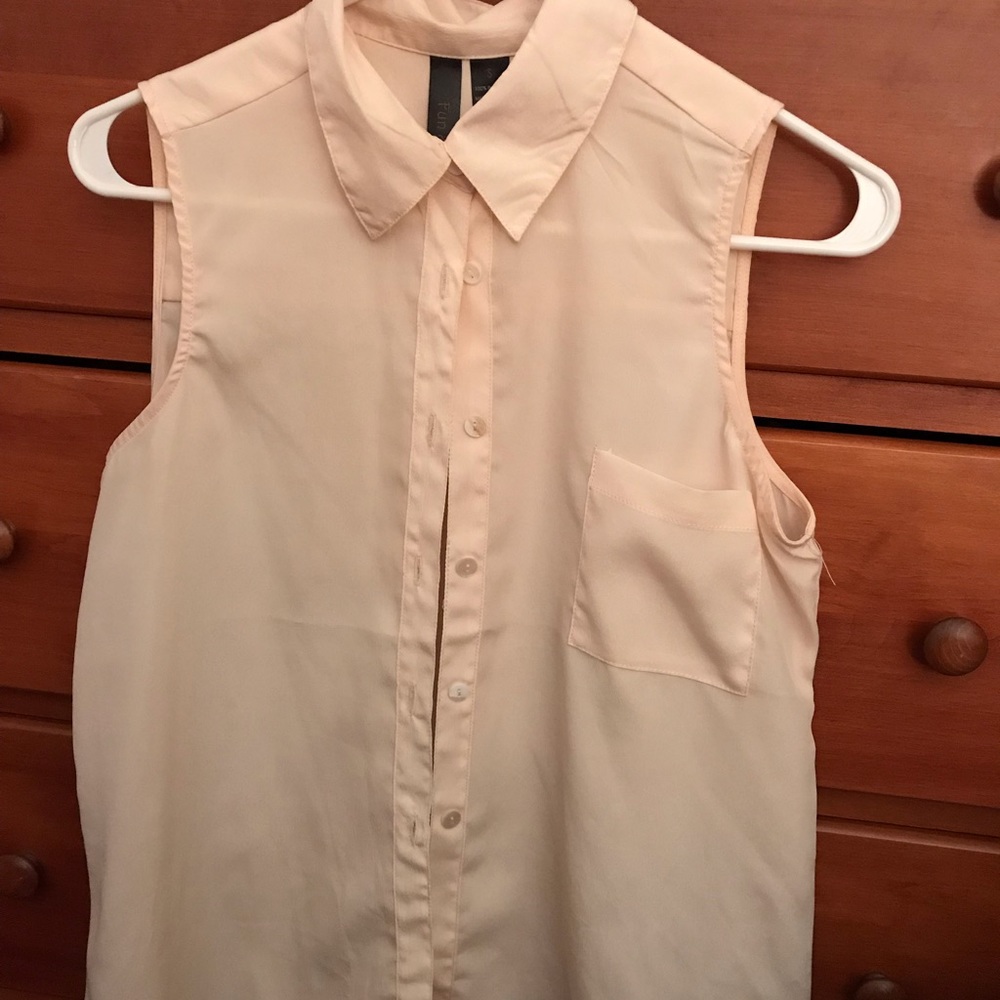 Sleeveless button up blouse